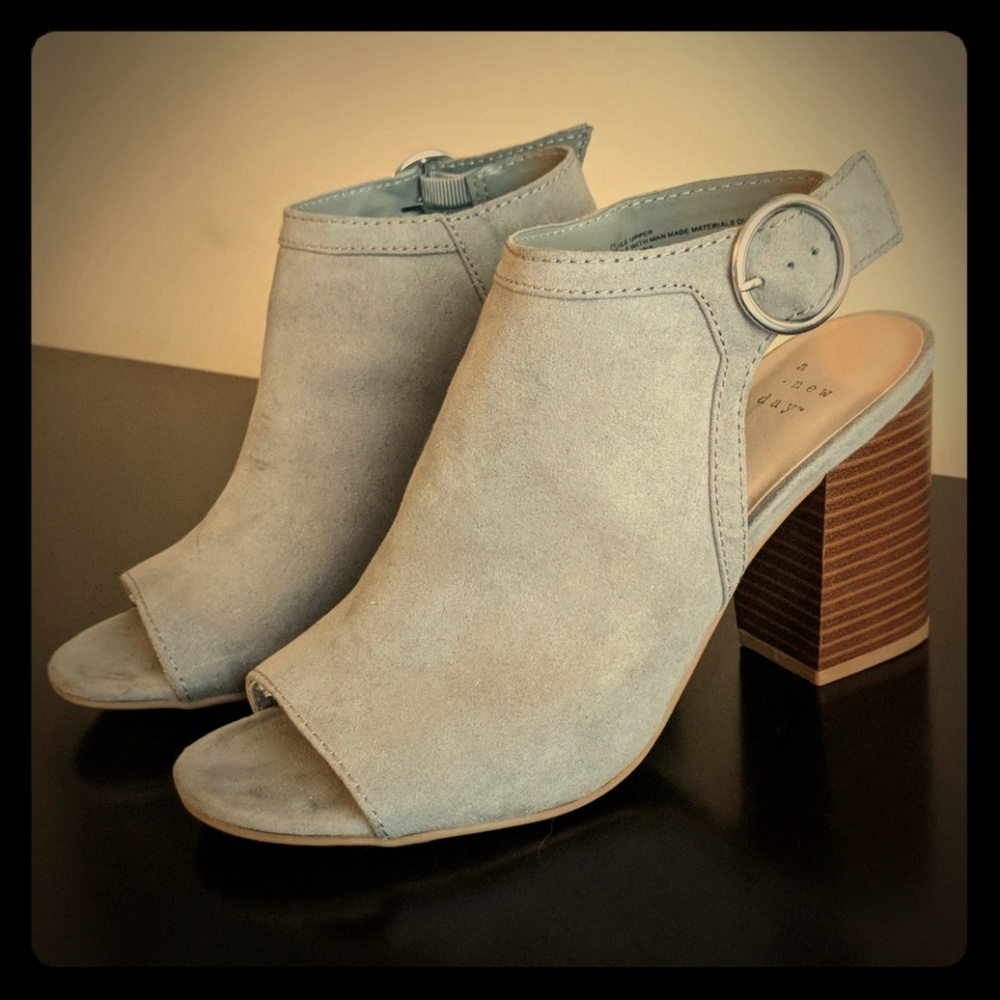 Gray open toe stacked heel pumps size 7.5